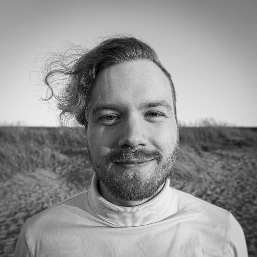 Zwart-wit afbeelding van bestuurslid Nathan Koonstra